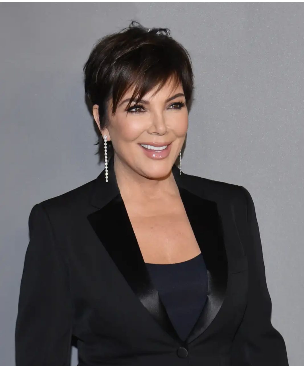 Kris Jenner ndryshon modelin karakteristik të flokëve të saj
