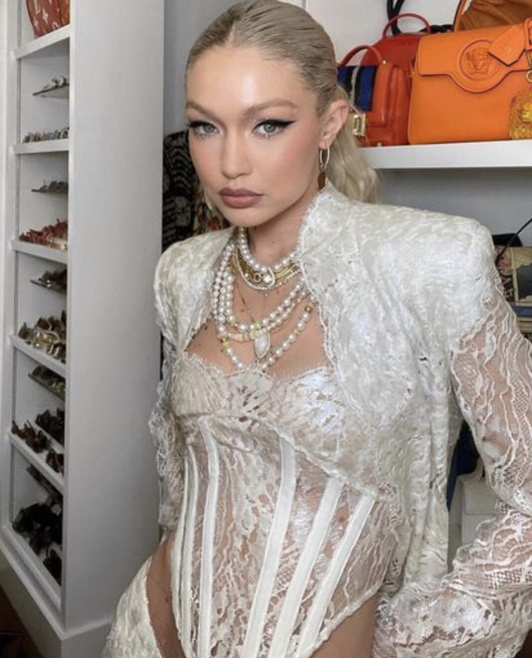 Gigi Hadid i ka kthyer rrobabanjot në një veshje thuajse klasike të përditshme!