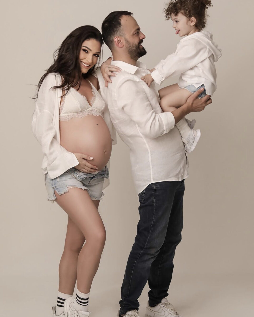 Jonida Vokshi ndan portretin më të bukur familjar pak para se të bëhet mami për herë të dytë