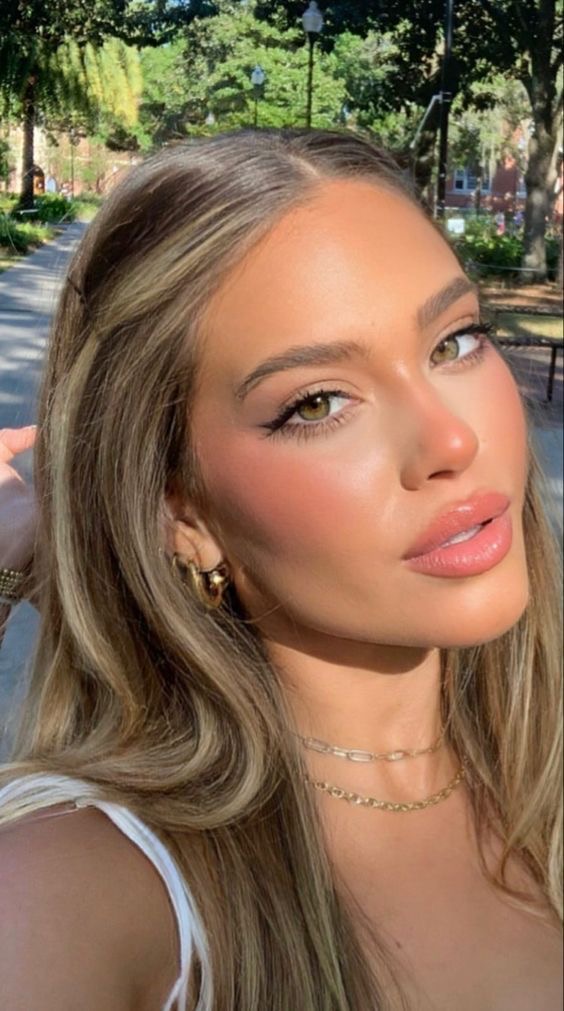 “Cosmopolitan” sjell disa shembuj “makeup-i” për këtë verë!