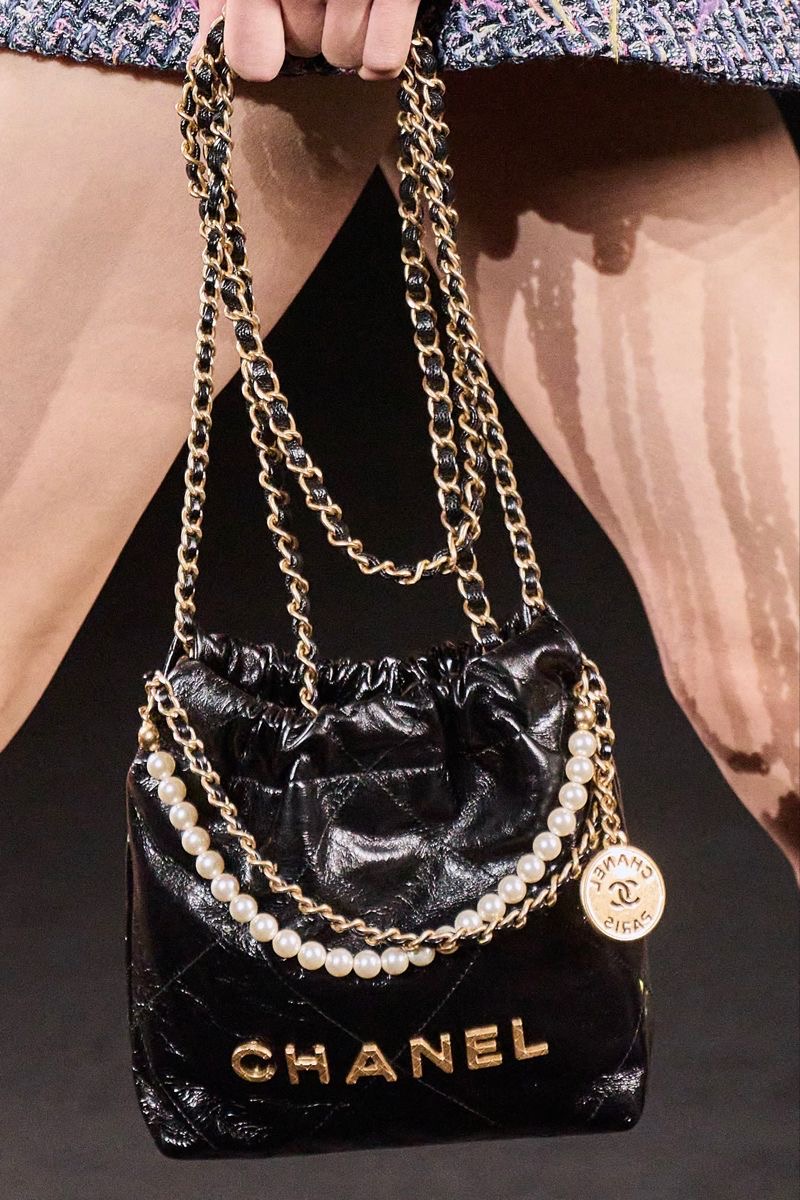 Louis Vuitton dhe Chanel: Dy modelet e çantave më të shitura!
