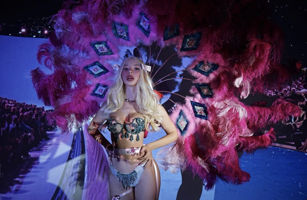 Aurela Hoxha shkëlqen si ëngjëll i “Victoria’s Secret”