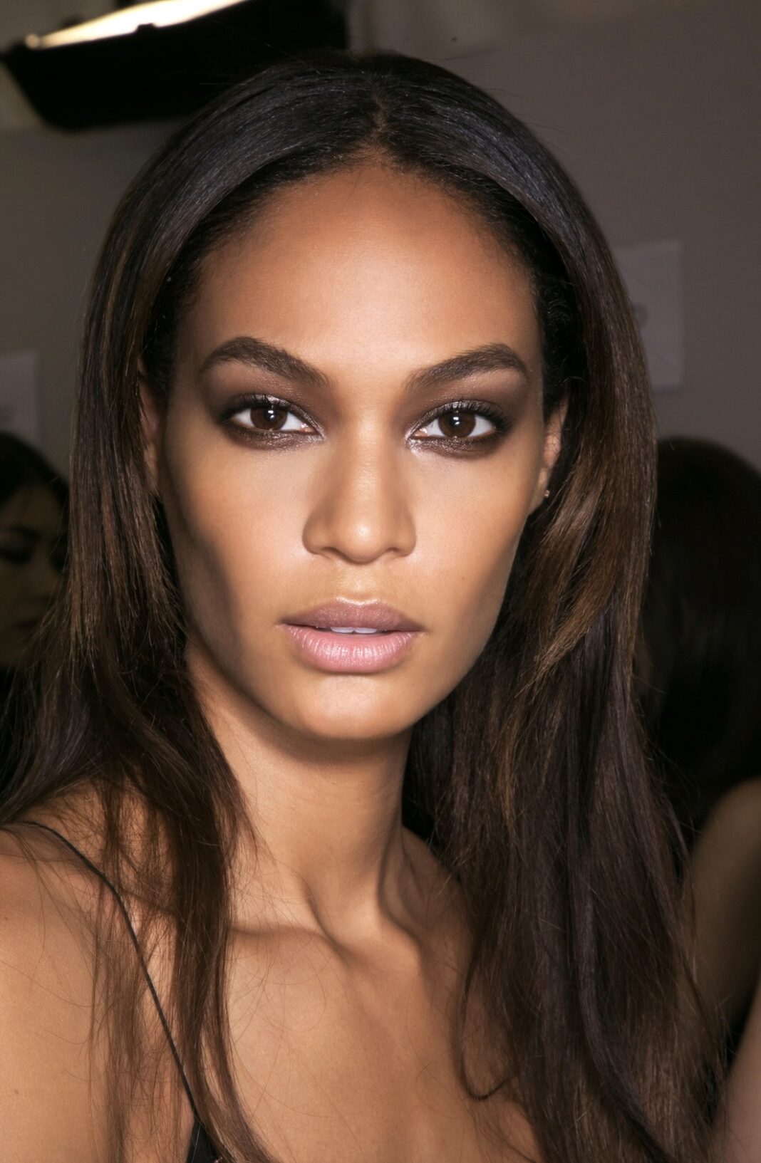 “Smoky eyes”! Disa mënyra se si të guxoni sonte mbrëma!