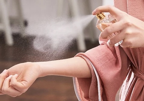 Ka disa metoda që ju kanë shpëtuar, se si të zgjasni aromën e parfumit…