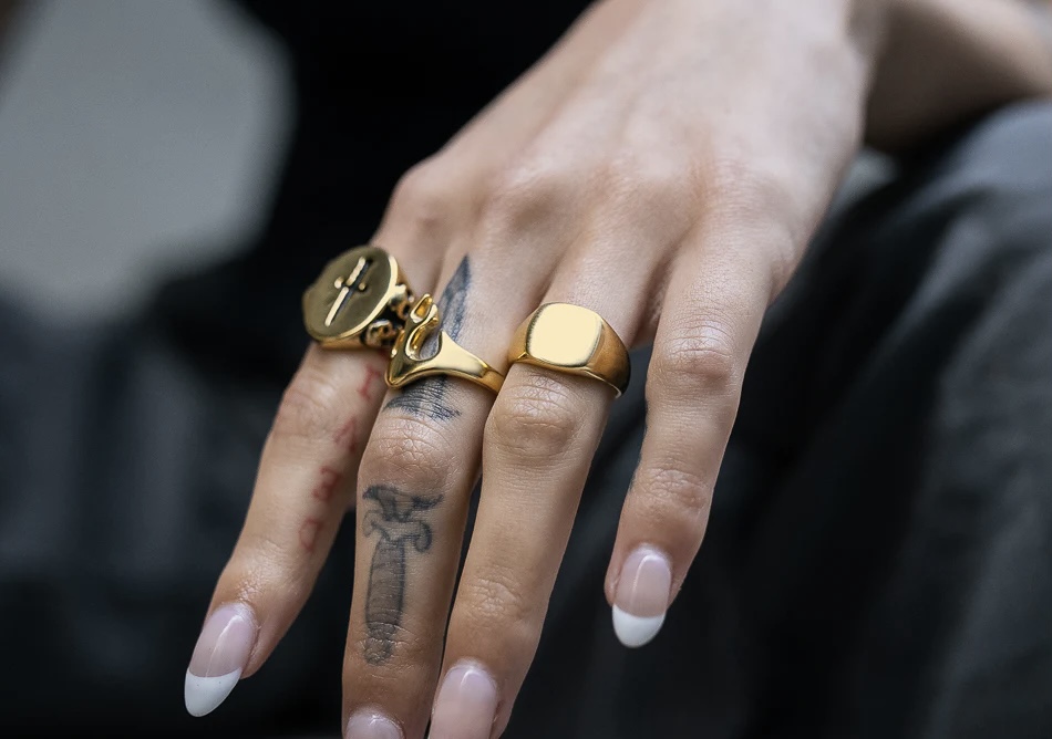 Disa modele unazash gold, që do i bëjnë duart tuaja të shkëlqejnë…