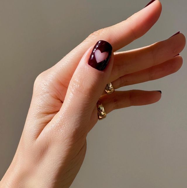 Si t’i lyeni thonjtë për Shën Valentin? Ja çfarë sugjeron “HarpersBazaar”