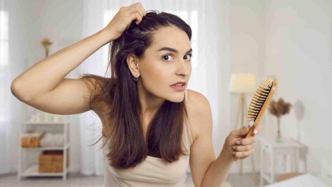 4 hapa se të parandaloni rënien e flokëve! Nga meditimi te antioksidantët…