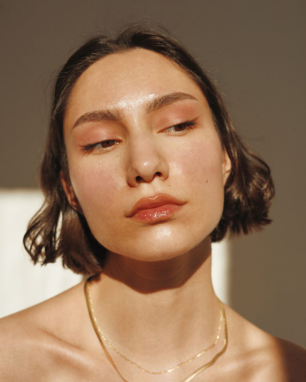 Një ‘makeup’ minimalist me shumë pak produkte!