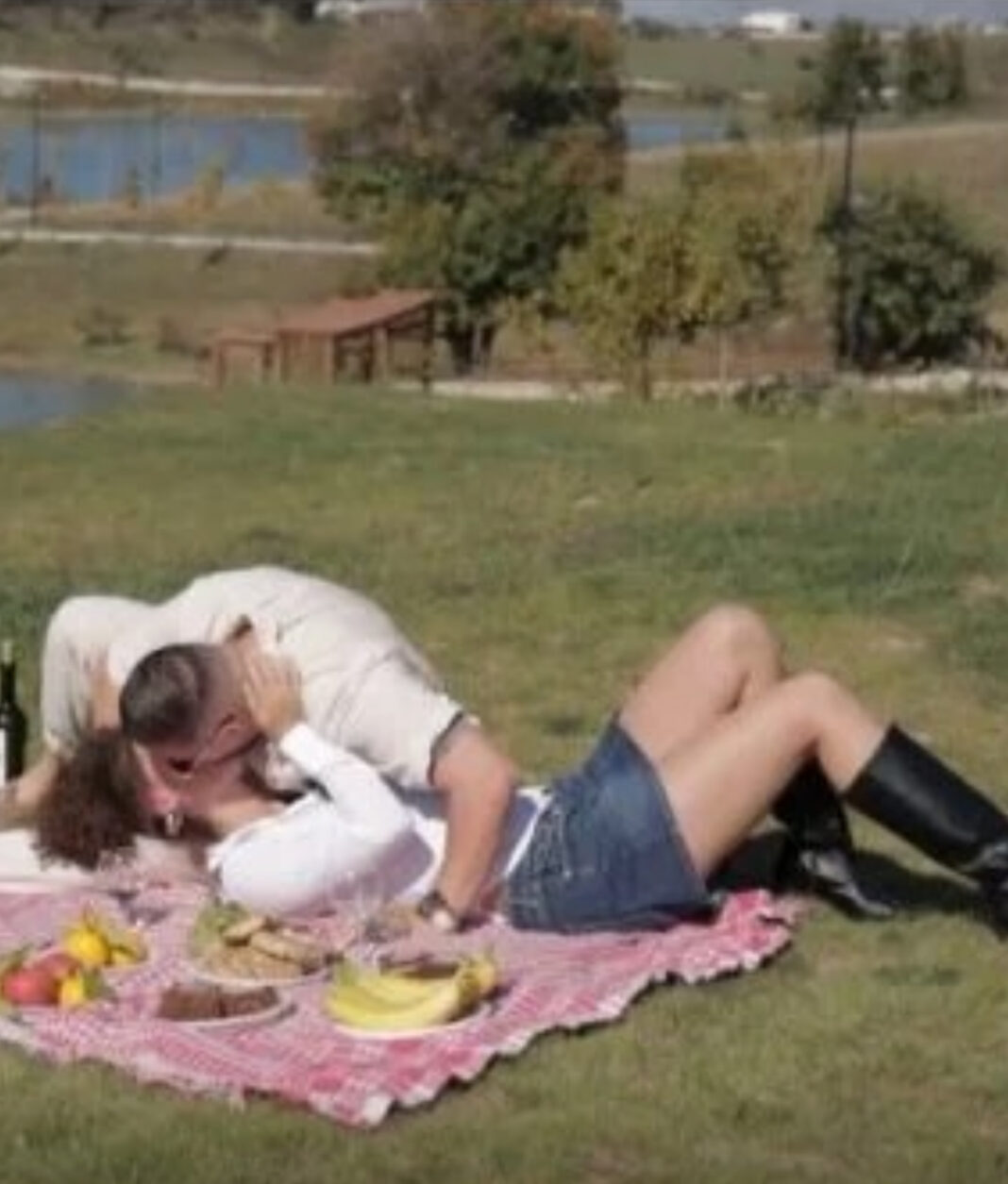 Upss, momente intime në Përputhen, ndodh puthja e parë plot pasion!