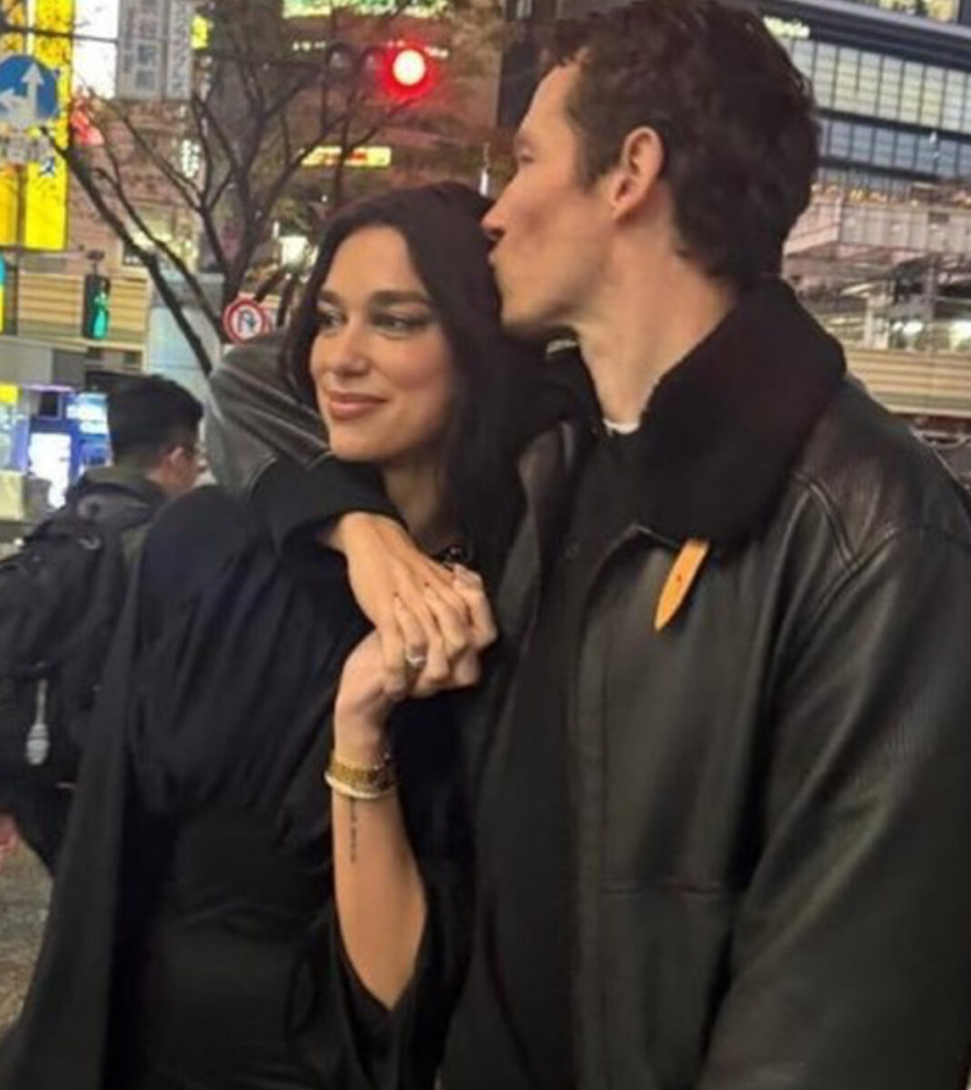 Dua Lipa ndan fotot e ëmbla me partnerin nga “vendi i ëndrrave”