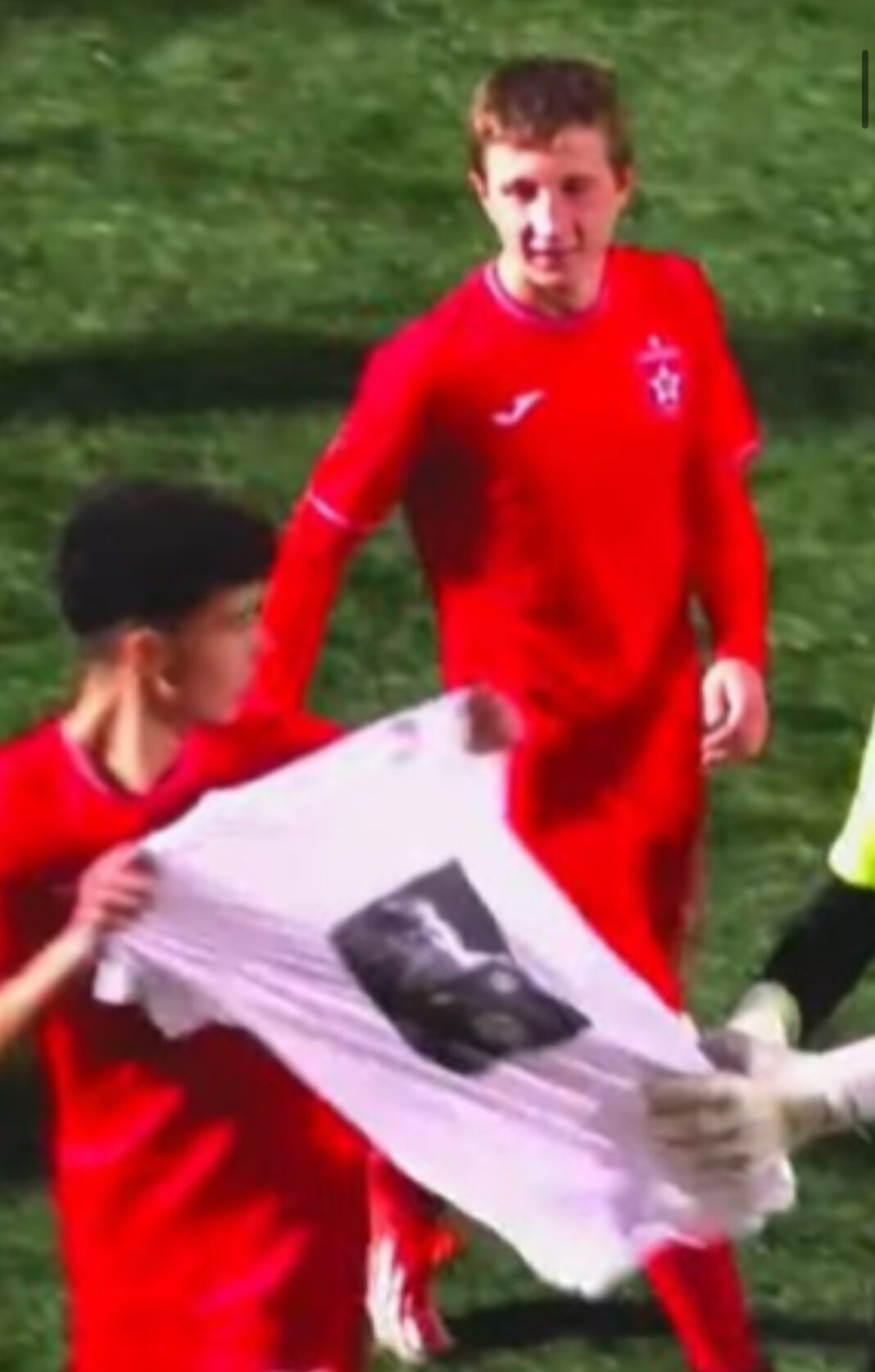 Emocionuese/ Futbollisti i Partizanit ia dedikon golin Martin Canit