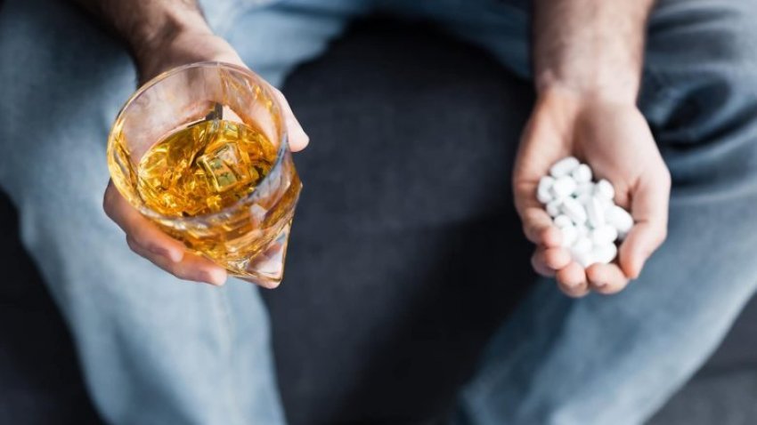A është e vërtetë që nuk duhet të pini alkool nëse jeni me antibiotik?