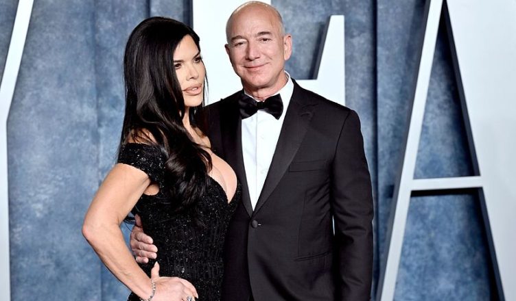 I propozoi me unazën 2.5 milionë dollarë, detaje nga dasma speciale e Jeff Bezos dhe partneres së tij