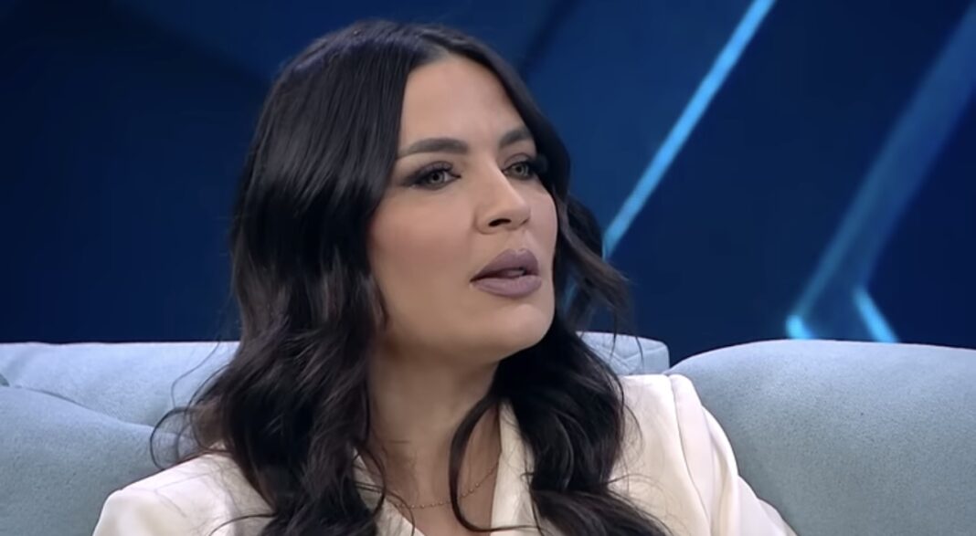 Rozana Radi flet e përlotur për prindërit e ndjerë: I lutem Zotit të më lërë me kujtimet e tyre