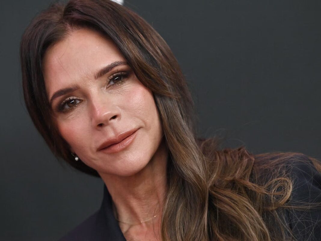 Victoria Beckham zbulon arsyen pse nuk qesh kurrë në foto