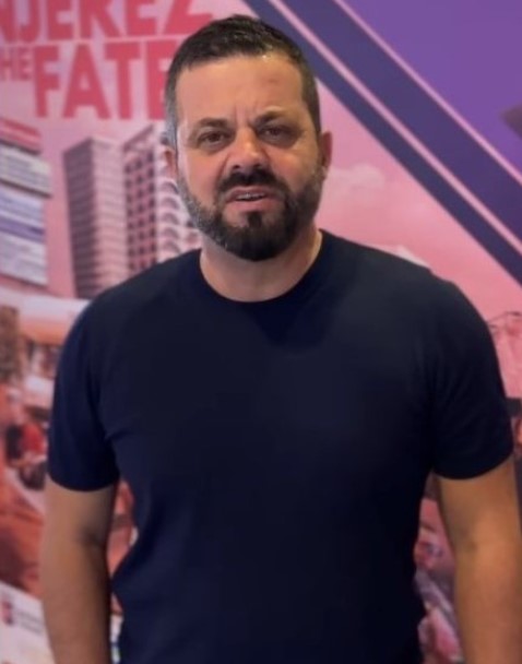 “U ulen malet u ngritën halet”, Arben Derhemi i kthehet keq Ermal Mamaqit: Zvarritet si larva duke lëpirë e duke u bërë lolo