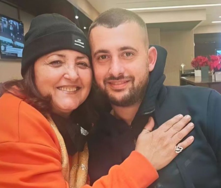 Parashqevi Simaku takon nipin, i vëllai e ndalon të flasë me persona të tjerë