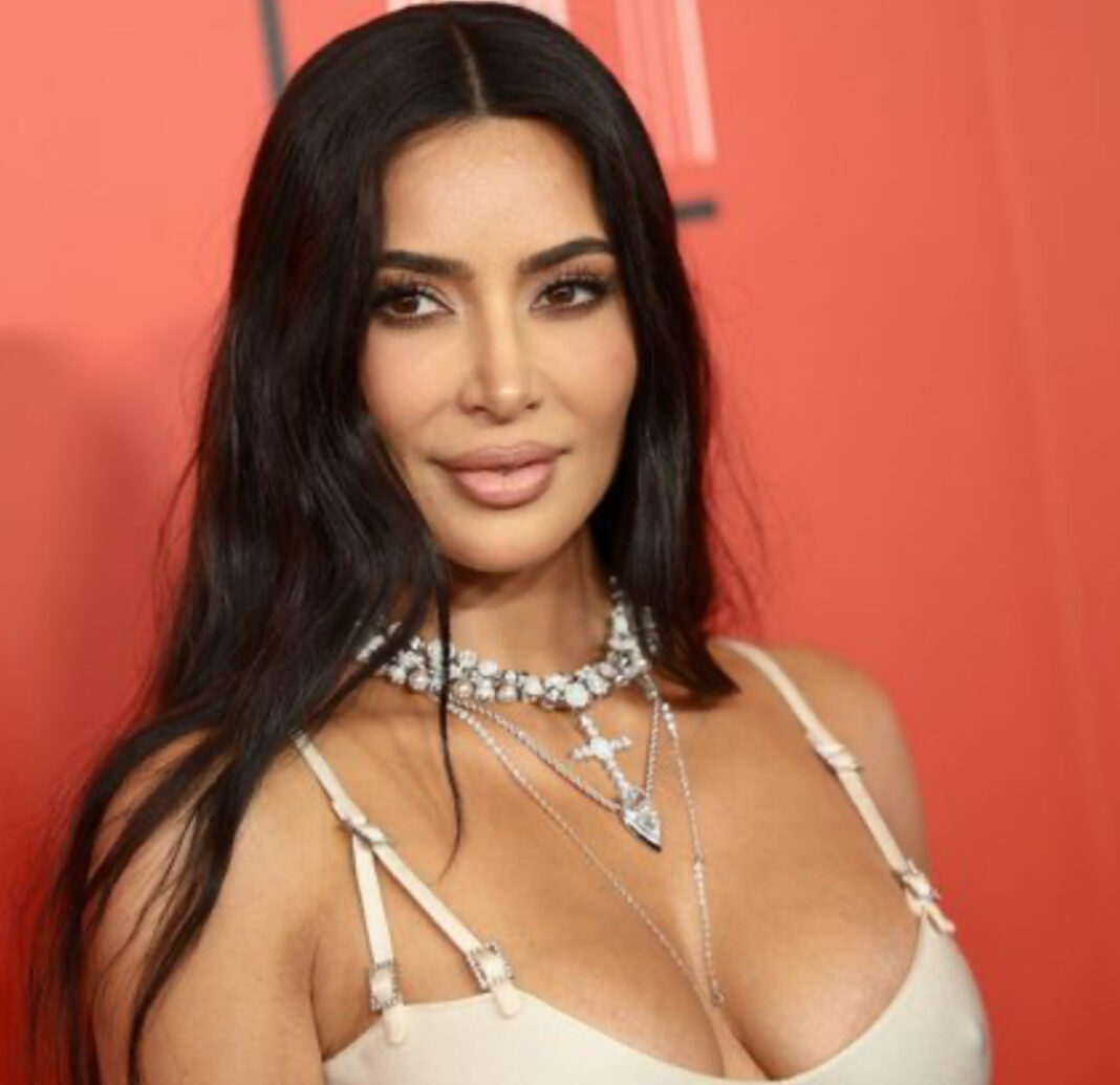 Çizmen prej allçie, Kim Kardashian sjell trendin e ri dhe të çuditshëm