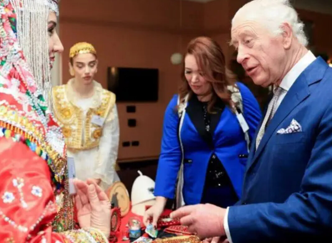 Mbreti Charles III në panairin në Britani, mahnitet nga veshjet kombëtare shqiptare