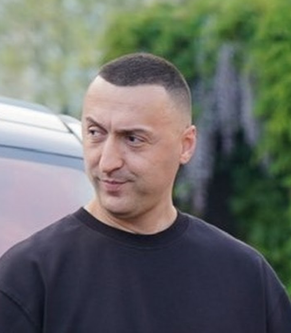 G-Bani s’ia heq sytë Valbonës kur lahet: Jam i uritur të shoh trup femre