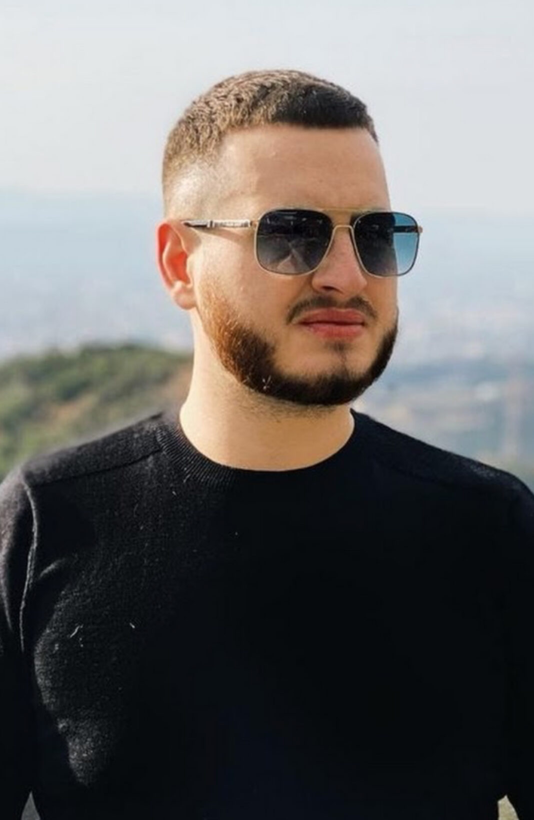 “Vdes, dua të të shoh duke buzëqeshur!” Xumi nuk përmbahet, e përqafon dhe puth Eglin