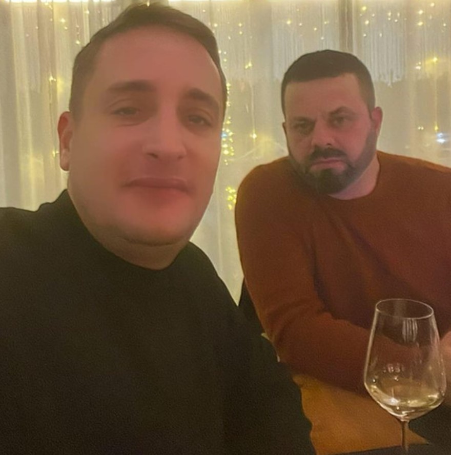“Turp për faqe të zezë”, Rezart Veleshnja dhe Arben Derhemi “shpërthejnë” ndaj Altin Bashës dhe bashkëshortes: Po talleni me komunitetin e artistëve