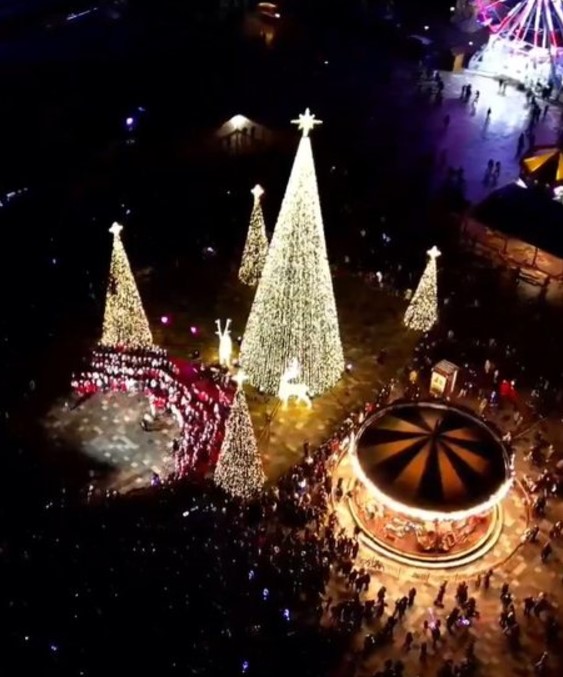 Ndizen dritat e Pemës në ‘Sheshin Skënderbej’! Veliaj: Secili të ndezë dritën e zemrës!