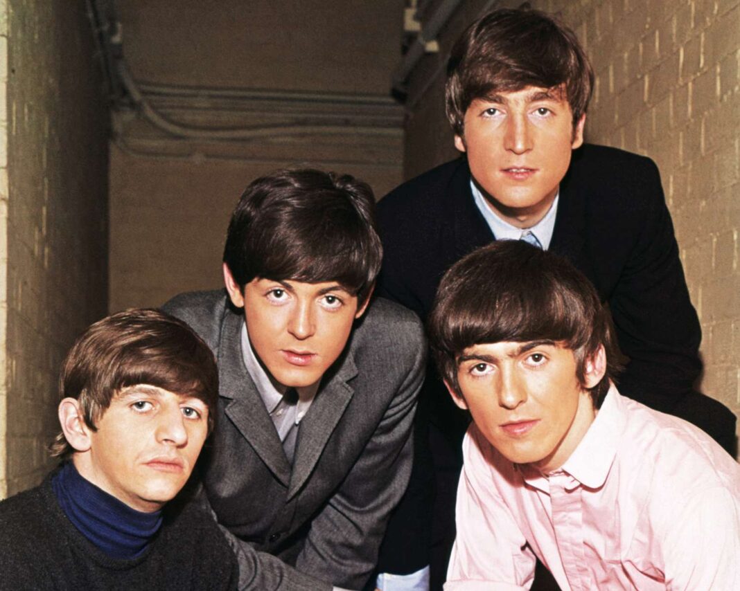 “The Beatles” bëhen bashkë, dy anëtarët e fundit të bandës legjendare ngjiten sërish në skenë