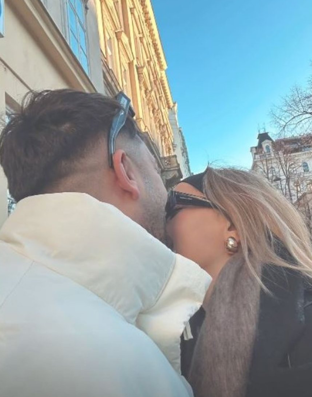 Olsi Bylyku dhe gazetarja e njohur nuk fshihen më, artisti publikon FOTON me bukuroshen