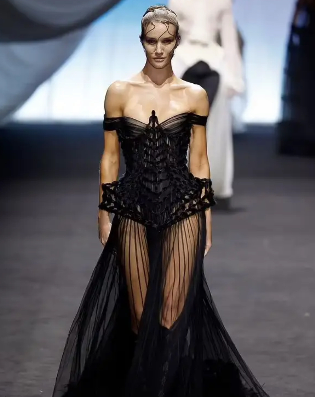 Rosie Huntington-Whiteley rikthehet në pasarelë pas një dekade!