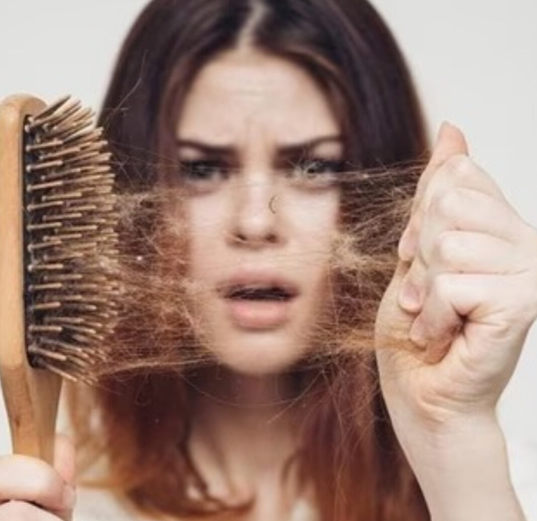 Sa flokë është normale të humbasim gjatë një dite