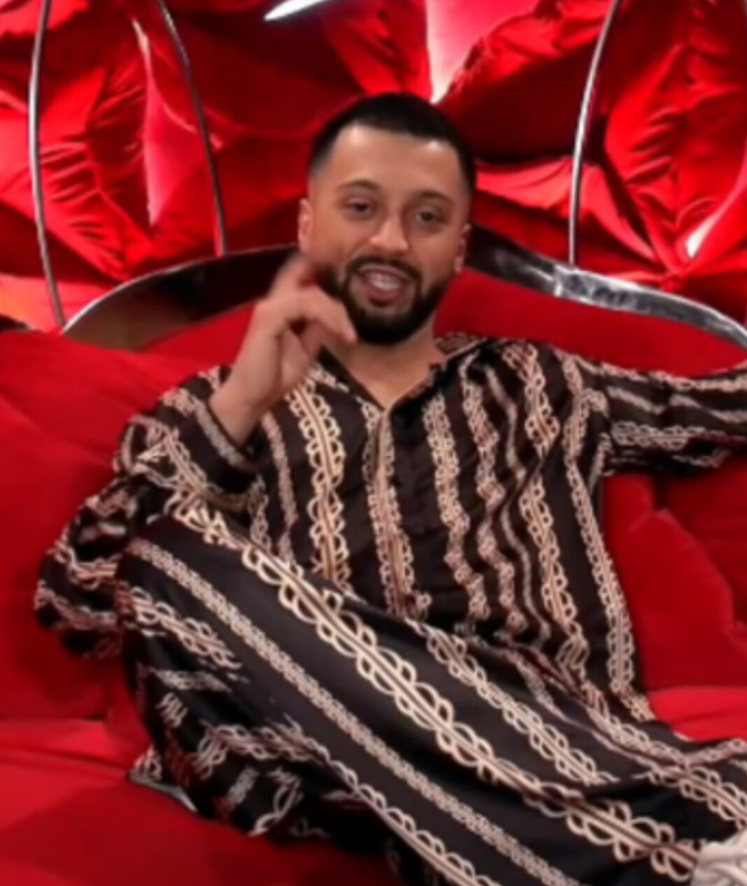 Gjesti kapërcen murin dhe del nga shtëpia