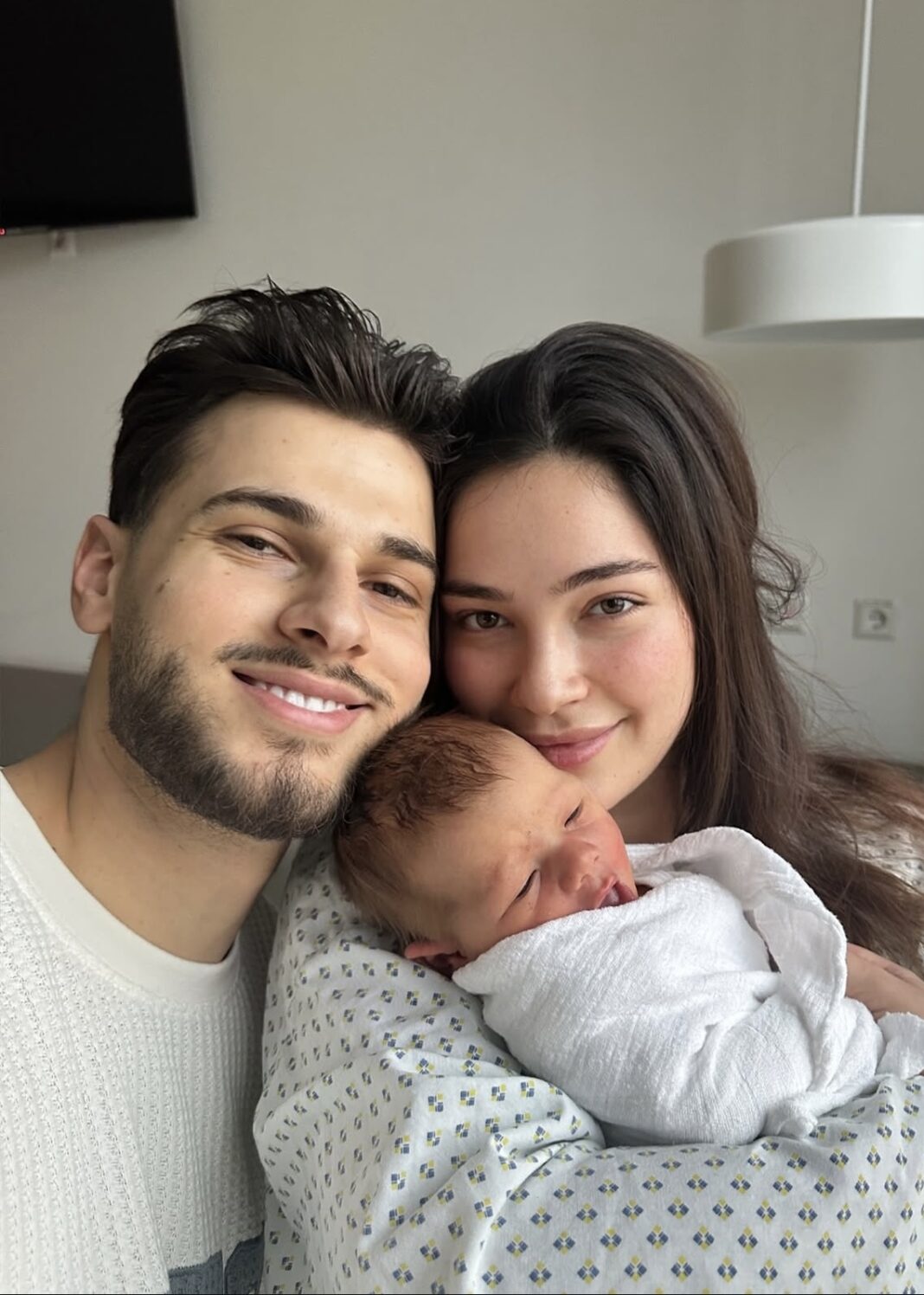 Është djalë! Ish-banorët e Big Brother bëhen prindër për herë të parë