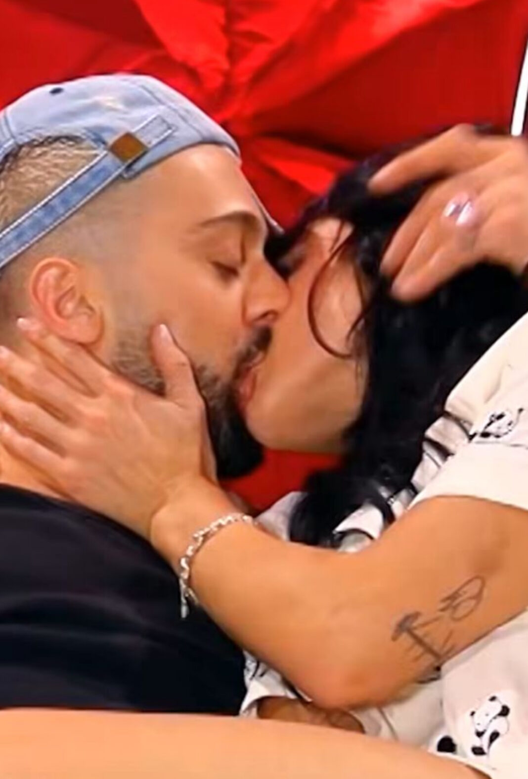 Big Brother nxjerr promon, Egli dhe Gjesti shkëmbejnë puthje pasionante