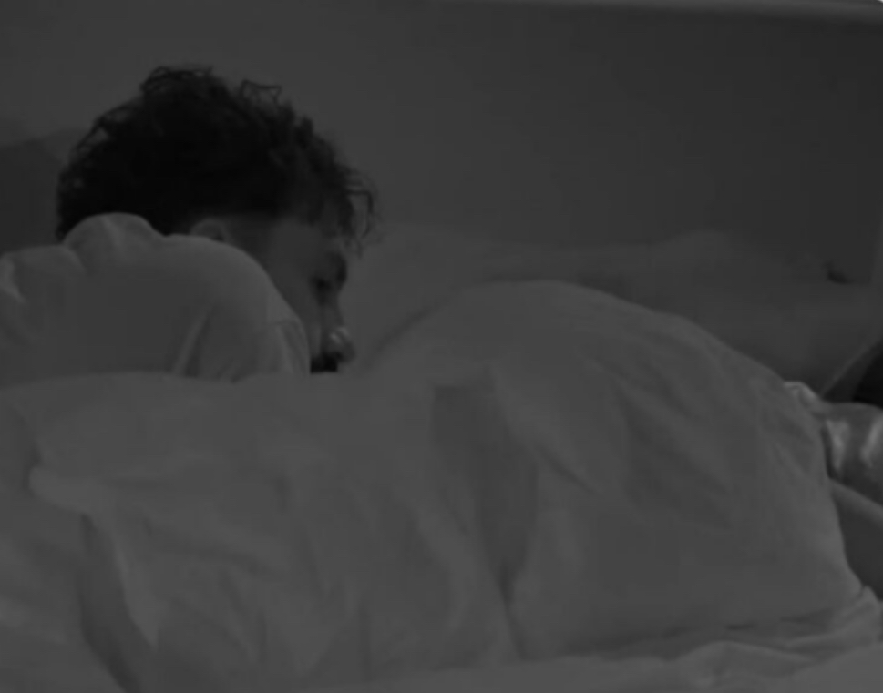 Nxehet situata mes Aldos dhe Rizartës, në krevat në orët e vona të natës