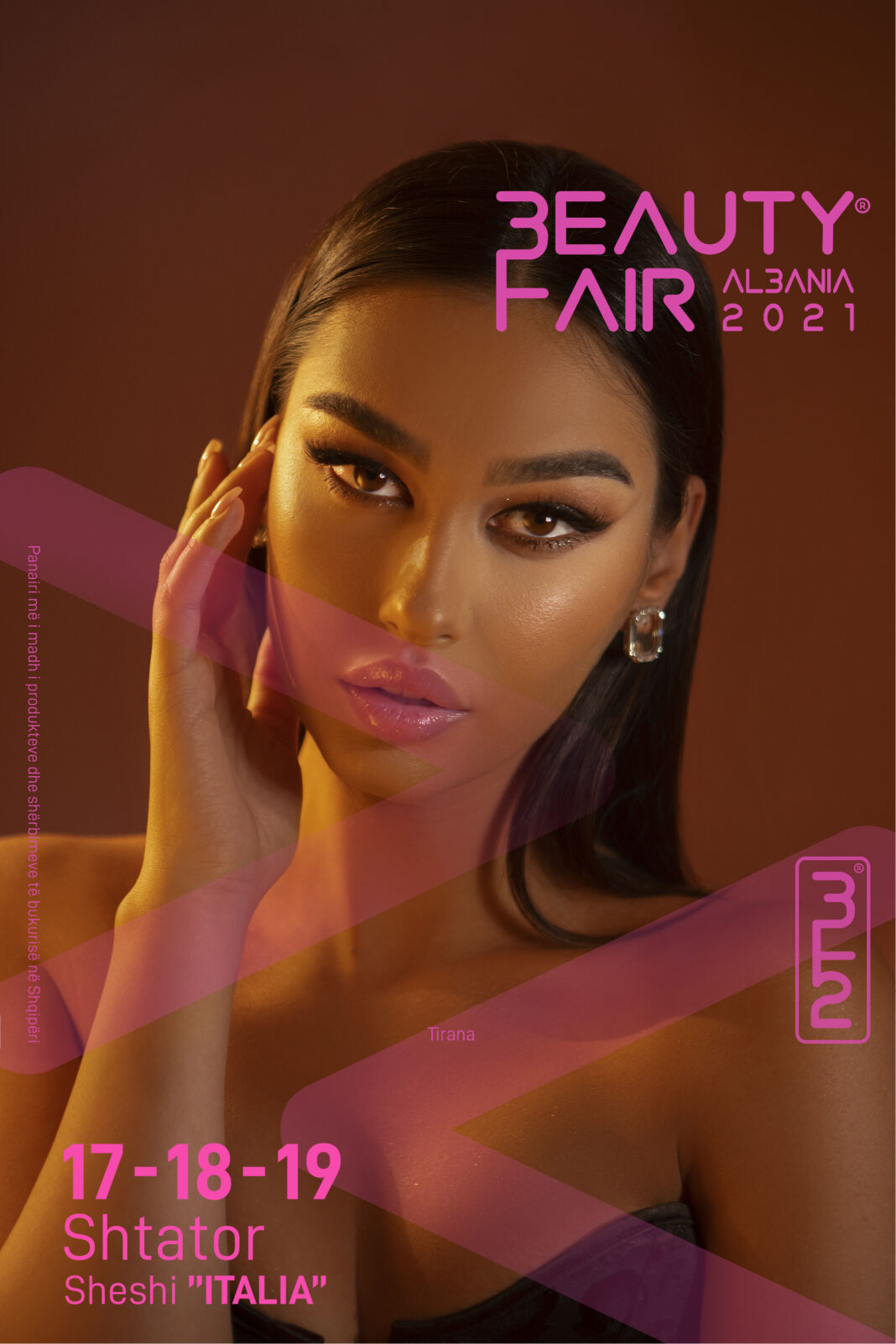 Adrola Dushi shfaqet e mrekullueshme me dekoltenë e hapur