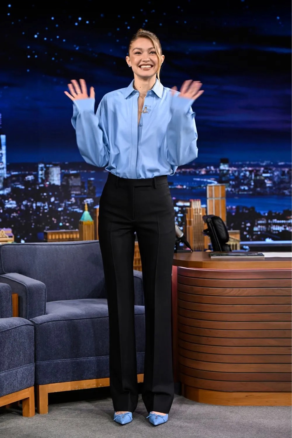 Mëso nga Gigi Hadid: Si ta veshësh këmishën klasike blu me stilin e duhur!