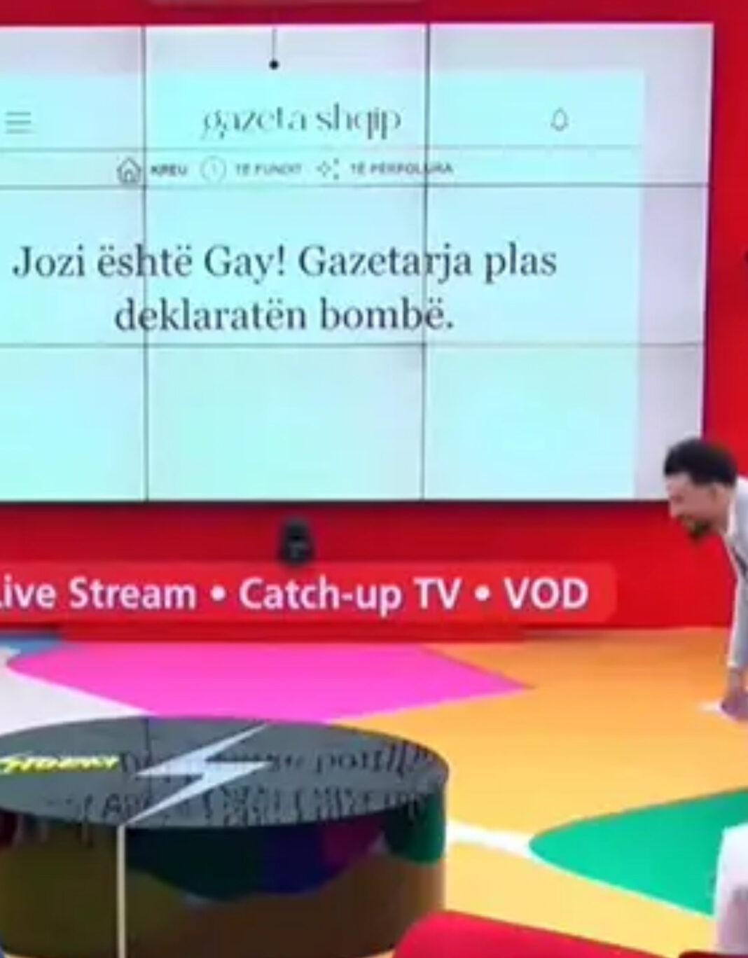 Reagimi i Jozit kur banorëve iu tregohet lajmi që ai “është homoseksual”