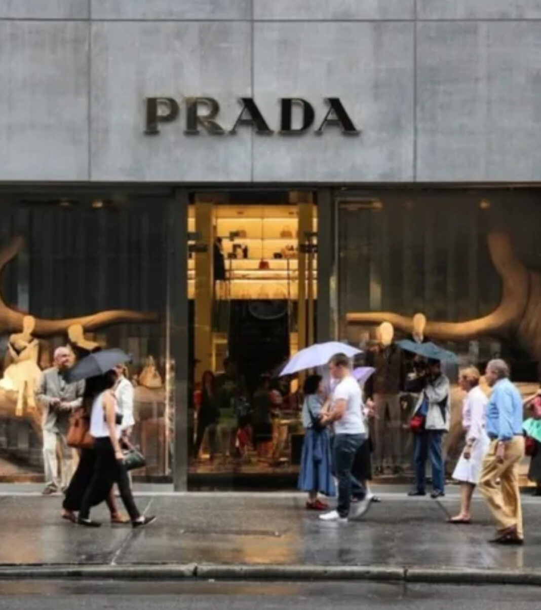 “Merkato” e sezonit, Prada do të blejë shtëpinë e modës Versace për 1.25 miliardë euro! Një kapitull i ri në modën italiane