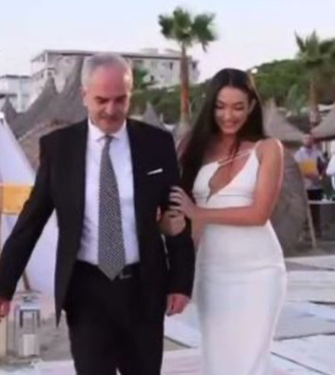 “Nuk dua të mësohem me mungesën tënde bush”, Jonida Vokshi kujton mes dhimbjesh babin e ndjerë!