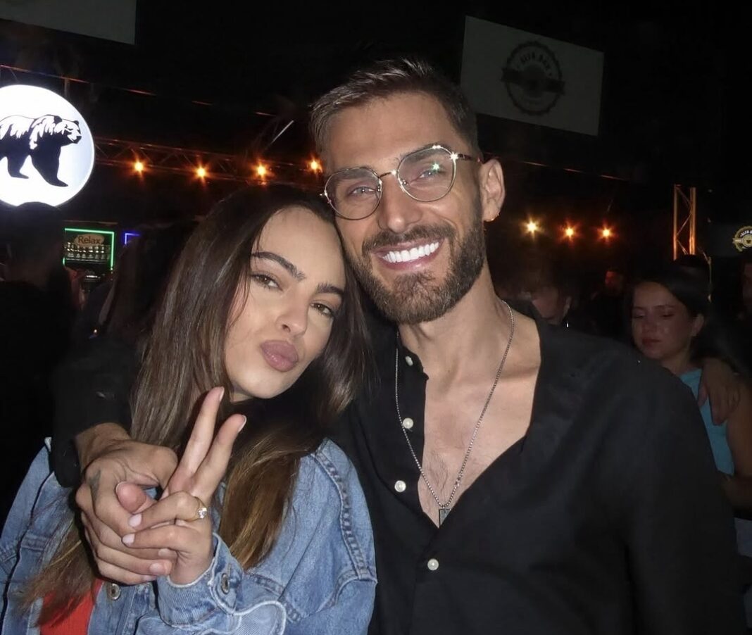 Dy javë pas vdekjes së tij, Rina rikthehet në shtëpinë ku jetonte me Festimin