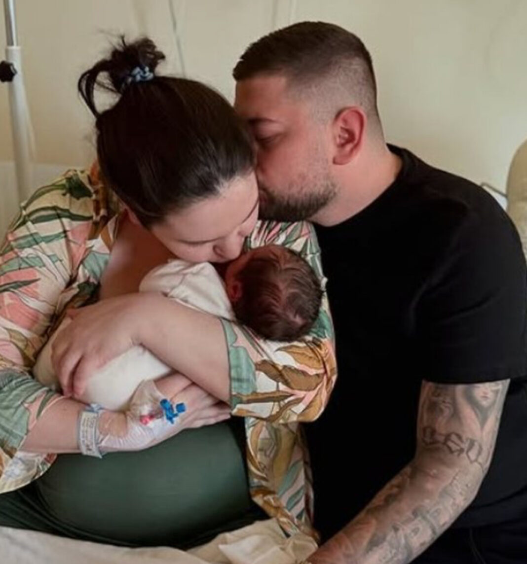 Andi Shehi bëhet baba për herë të parë, emri i veçantë i të voglit