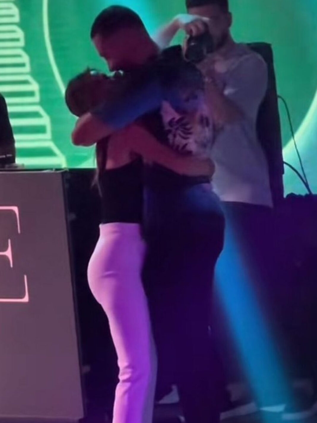 Ndodh në club-in në Tiranë! Vajza “misterioze” i hidhet në qafë Jozit, pamjet që po bëjnë “namin” në TikTok