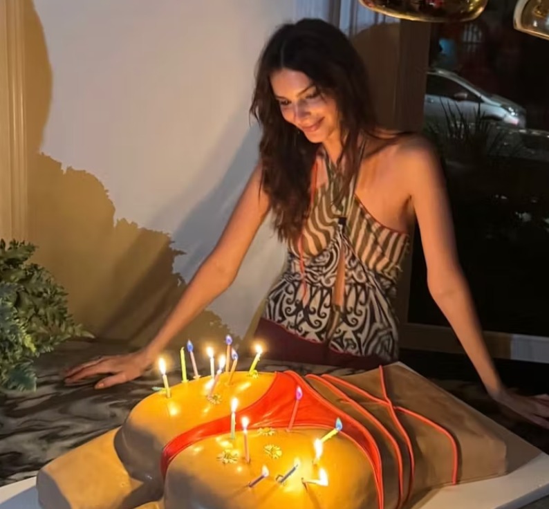Emily Ratajkowski mbush 34 vjeç, torta e ditëlindjes ngjall diskutime
