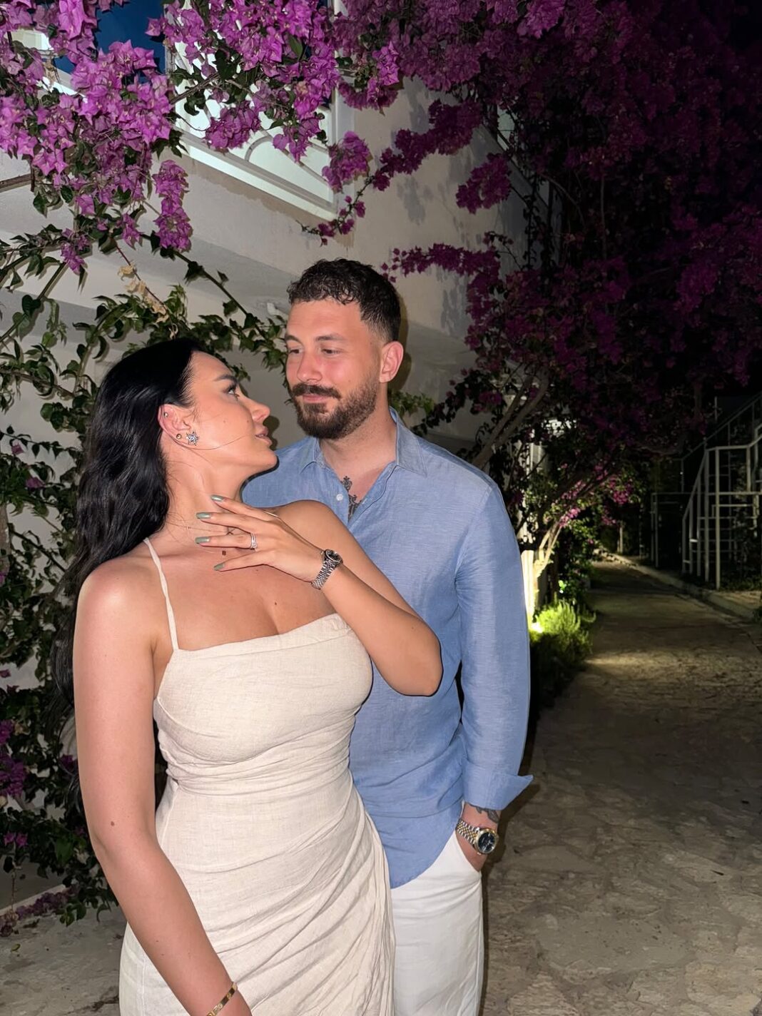 Puthje e përqafime, Bora dhe Donaldi shijojnë romancën