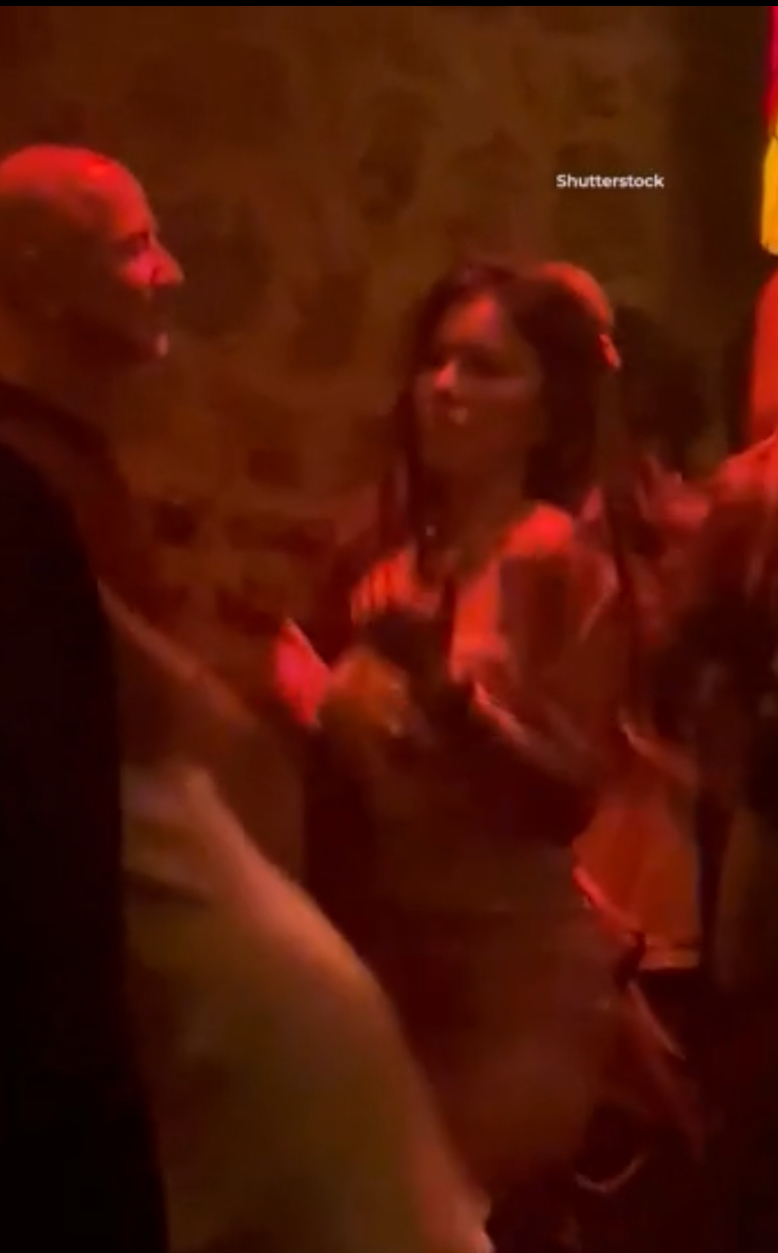 Vallëzimi i çuditshëm i Jeff Bezos dhe i Lauren Sanchez në një klub në Ibiza