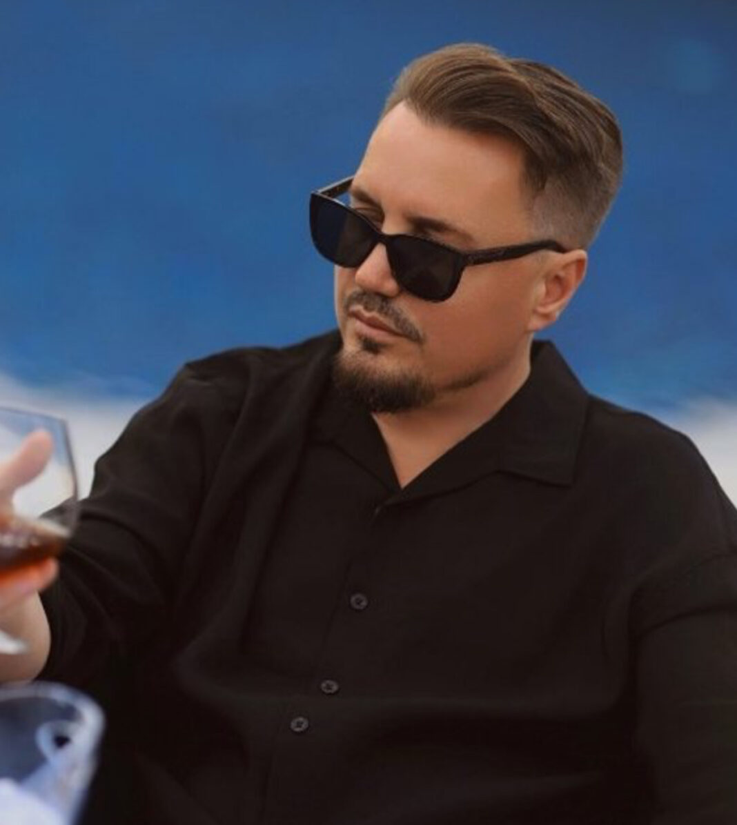 Blero publikon foto pranë partneres, ja kush është bukuroshja që i ka rrëmbyer zemrën këngëtarit