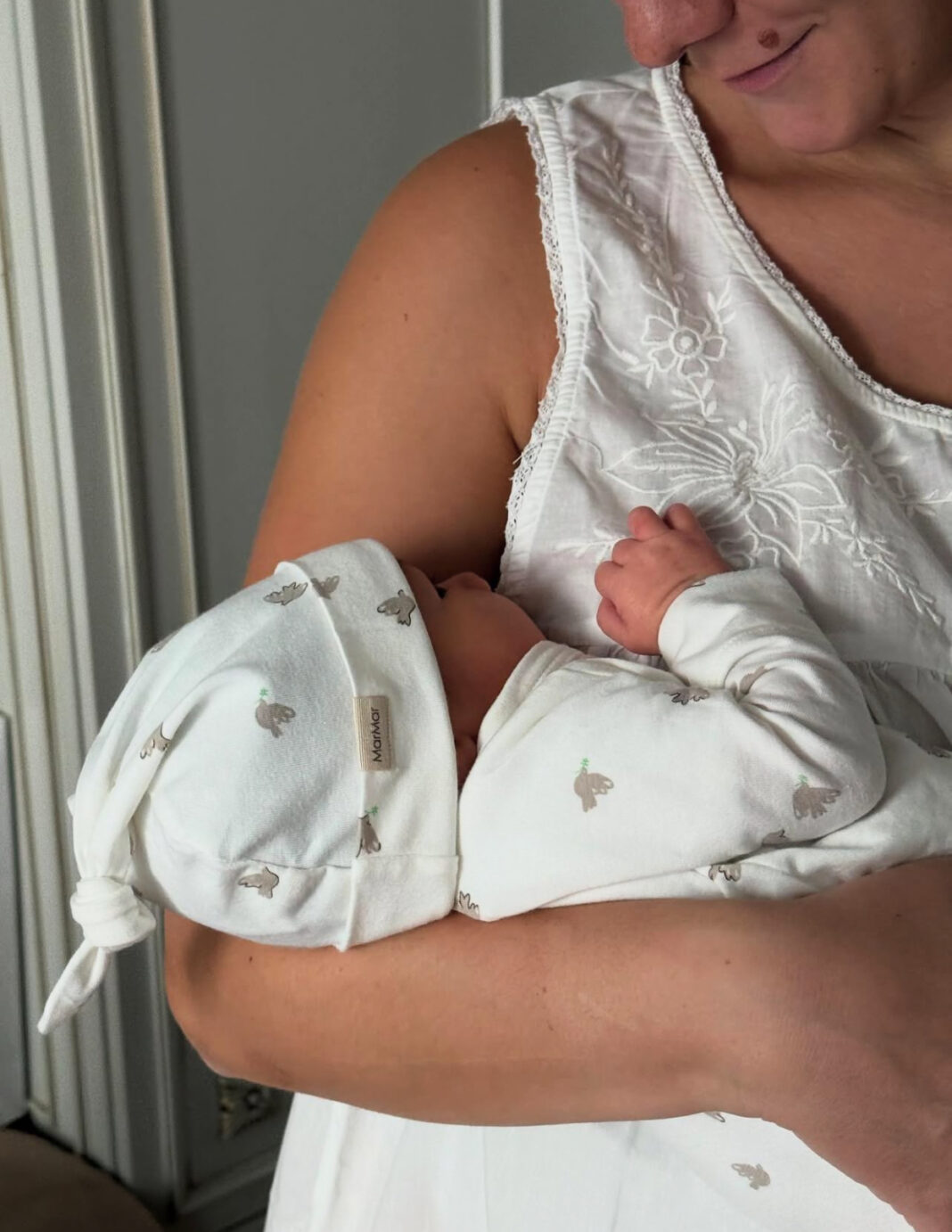 Jona Spahiu bëhet nënë për herë të dytë, sjell në jetë një vajzë