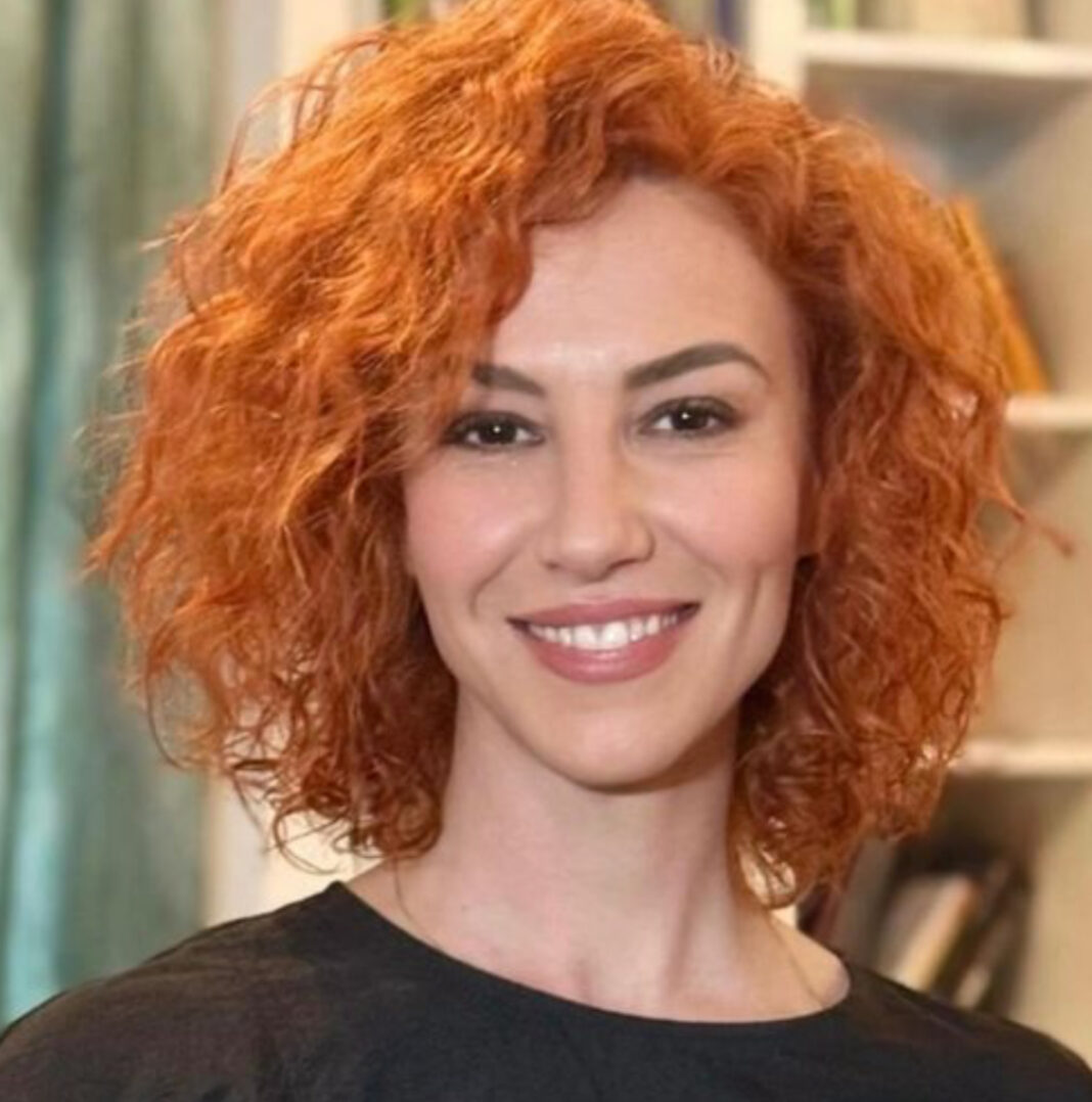 Drejtoresha e Bashkisë së Tiranës në ditën e veçantë, nuk mund të mungonte as surpriza e të madhit Robert Ndrenika