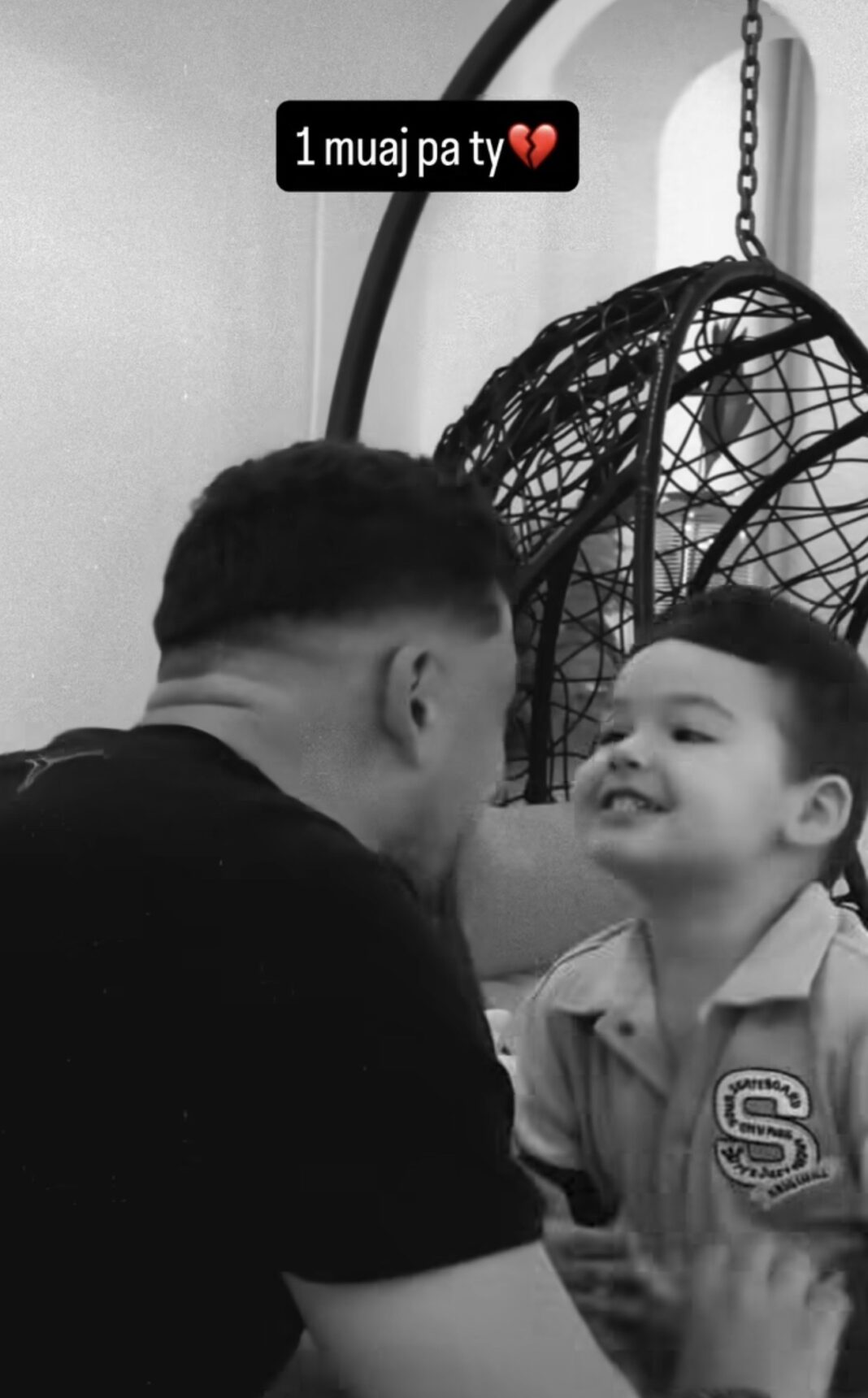 Një muaj pa Shpat Kasapin, bashkëshortja publikon video prekëse me të birin